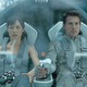 Olga Kurylenko y Tom Cruise en Oblivion (2013).